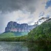 Avant de réduire sa largeur, le rio Carao serpente au milieu des plateaux calcaire, les Tepuies.